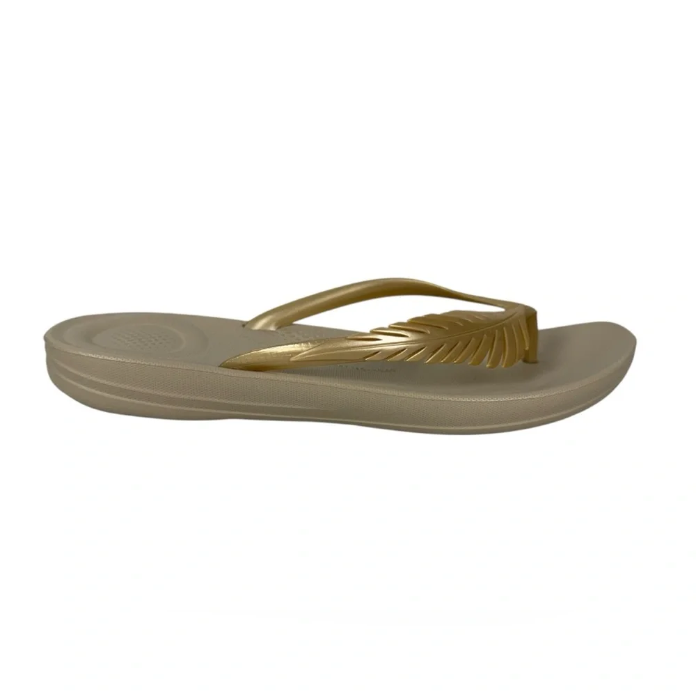 FitFlop IQushion Flip Flop Womens 9 Sandal Feather Ergonomic Comfort Gold EUC